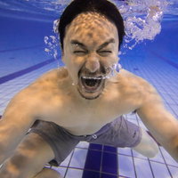 水中で思いの丈を打ち明ける男性のストレス発散の写真