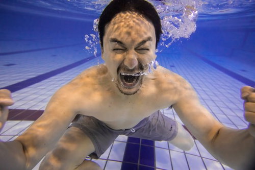 水中で思いの丈を打ち明ける男性のストレス発散