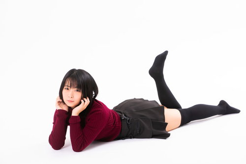 頬杖をついてうつ伏せで横たわる女性のポージング