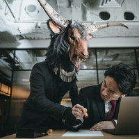強引に捺印させる魔神と抵抗する会社員の写真