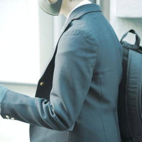 下校中の制服姿の高校生、青いブレザーとスクールバッグの写真