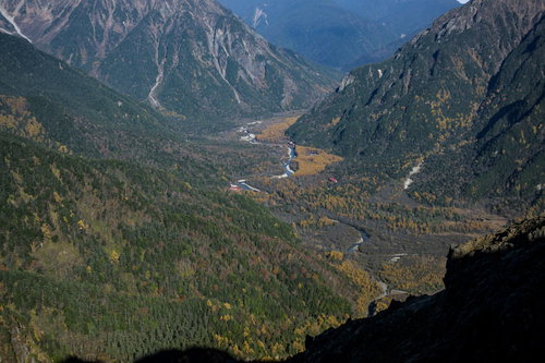 午後の光に包まれる上高地の山々と渓谷、焼岳の雄大な山岳風景