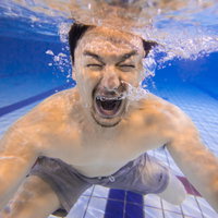 例のプールで水中に潜り喜ぶドイツ人ハーフ男性の写真