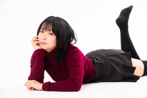 床に寝転んで頬杖をつく暇をもてあます女子