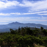 青空の下、緑豊かな磐梯山の山並み、日本百名山の雄大な景観の写真