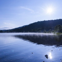 朝日を受ける尾瀬沼（おぜぬま）の写真