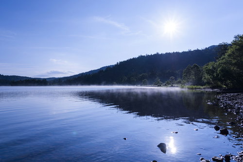 朝日を受ける尾瀬沼（おぜぬま）