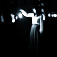 ランタンを持って暗闇を徘徊する女性の不気味なシルエットの写真