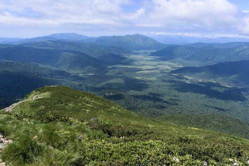 燧ヶ岳の山頂から見た尾瀬ヶ原の高原風景と遠くの山脈