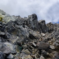 日本百名山・焼岳の岩場に広がる険しい登山道の写真