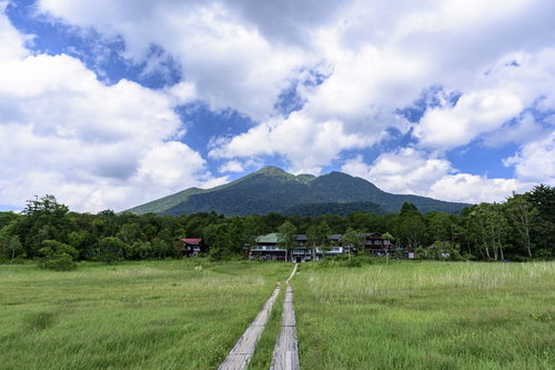 尾瀬の草原から眺める燧ヶ岳と山小屋の絶景登山風景