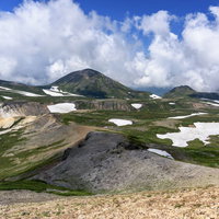 北海岳から見る雲ノ平、大雪山系の山並みと残雪の写真