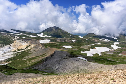 北海岳から見る雲ノ平、大雪山系の山並みと残雪
