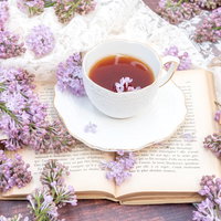 溢れるライラックとLOVEの文字、紅茶のティーカップの写真
