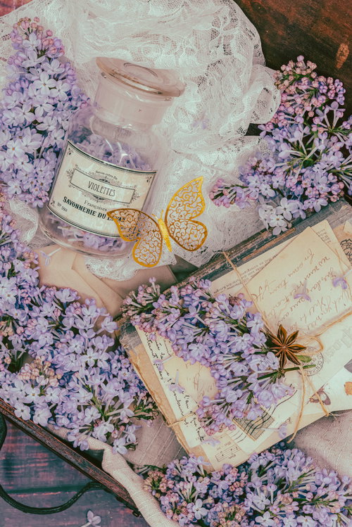 トランクケースから溢れるライラックと洋書、レースのアンティーク配置