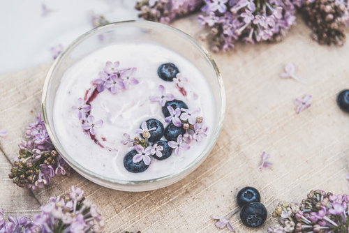 木製トレーに盛られたブルーベリーとヨーグルト