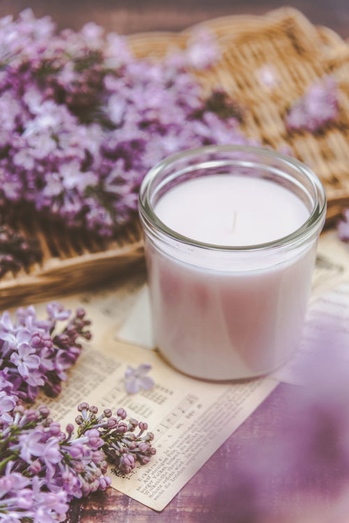 ライラックの花弁を飾ったキャンドルのある空間