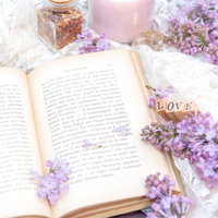 ライラックの花が添えられた開かれた洋書と生花の写真