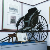 古い人力車（直方市石炭記念館本館展示室）の写真