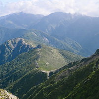 仙塩尾根から望む南アルプス北部の山々と登山道の風景の写真