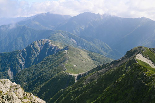 仙塩尾根から望む南アルプス北部の山々と登山道の風景