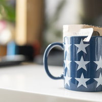 星柄のマグカップに注がれたドリップコーヒーの写真