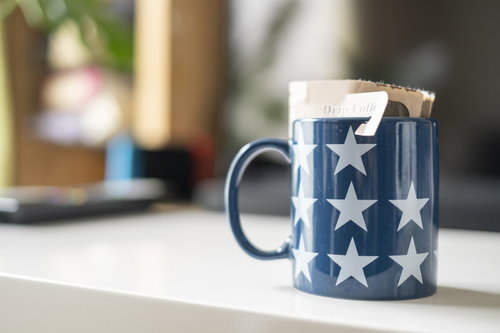 星柄のマグカップに注がれたドリップコーヒー