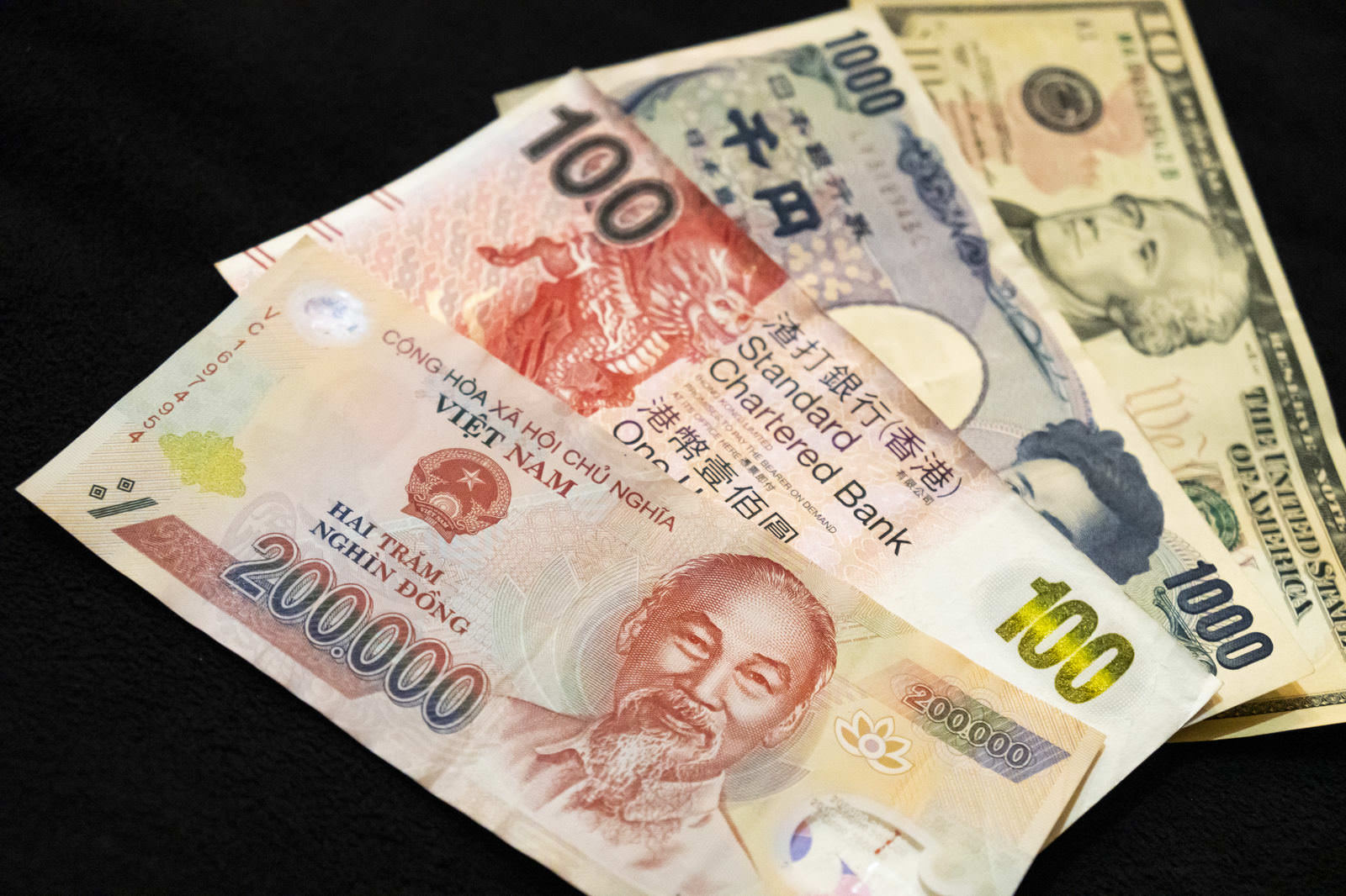 20万ベトナムドン札と千円札が並んで置かれている様子