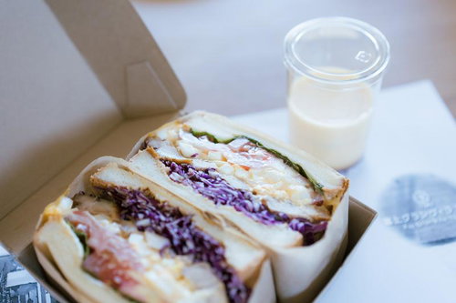 ランチタイムのカラフルサンドイッチと牛乳のセット