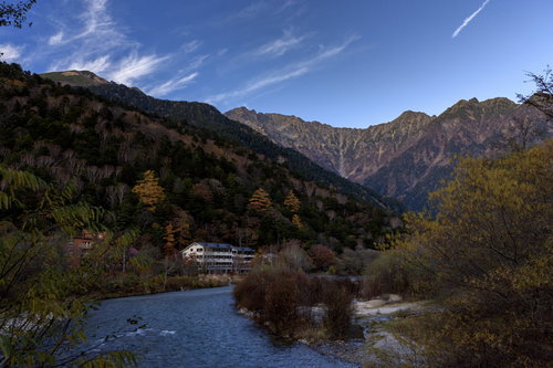 日暮れの上高地で焼岳を望む秋の山岳風景と清流