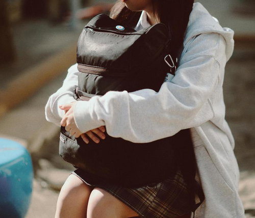 抱えたリュックが語る青春の静寂