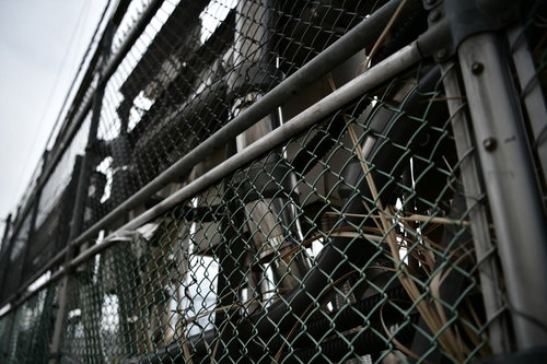 スチームパンク感ある線路脇の金網フェンスと進入禁止の景色
