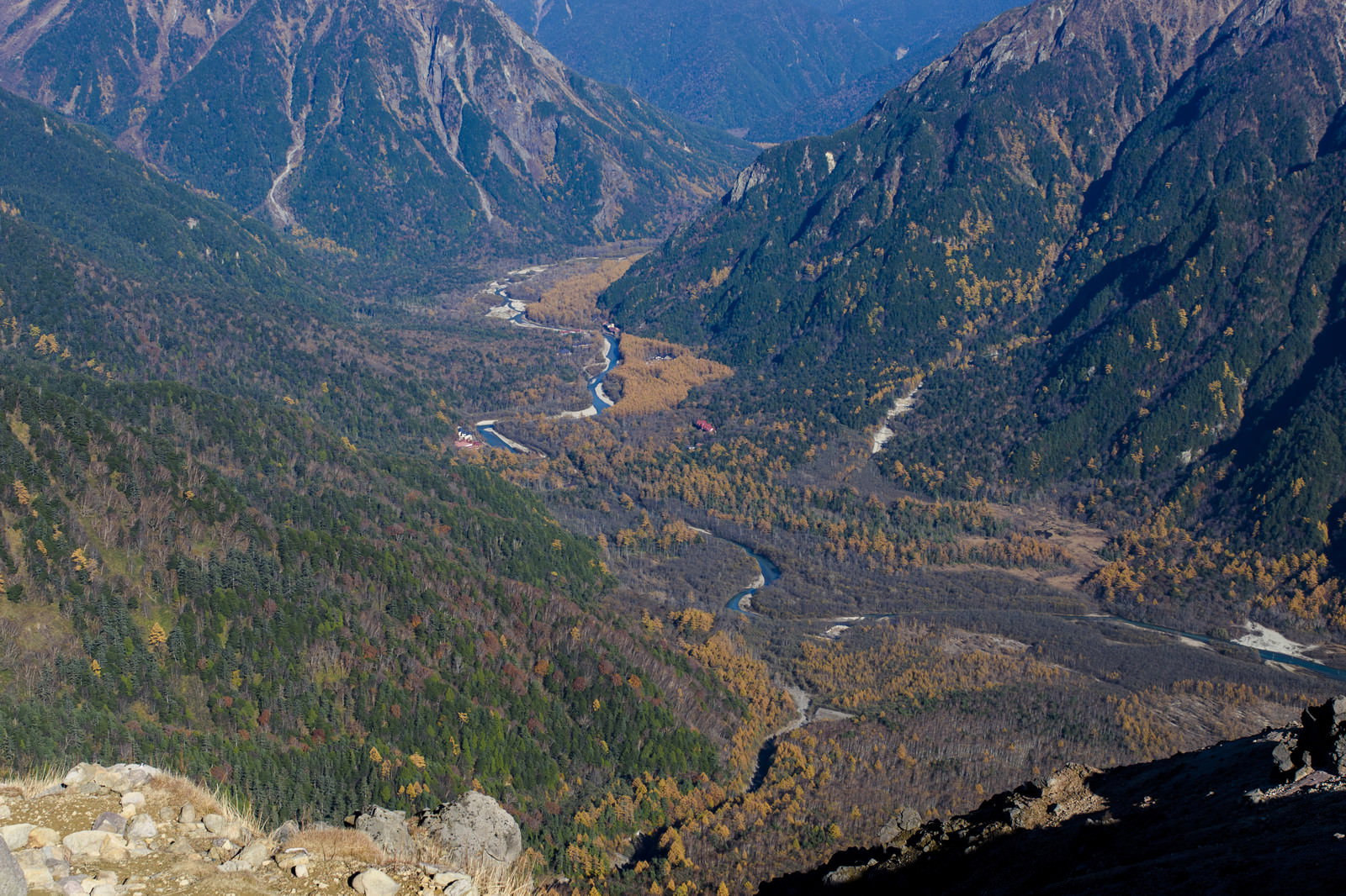 晩秋の上高地を俯瞰した風景、紅葉した山々に囲まれた谷間を梓川が流れる
