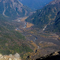 俯瞰で見る晩秋の上高地、焼岳を望む山々の風景の写真