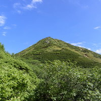 青空を背景に仰ぎ見る日本百名山・燧ヶ岳の山頂の写真