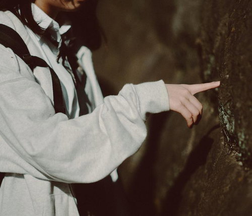 秘密のスイッチを押す女子高生