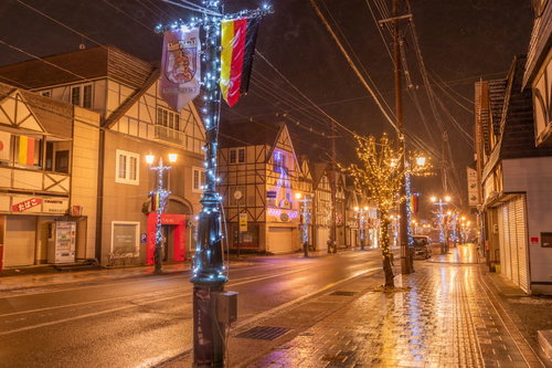 イルミネーションに飾られた湯沢ジークブルガー通りの夜景
