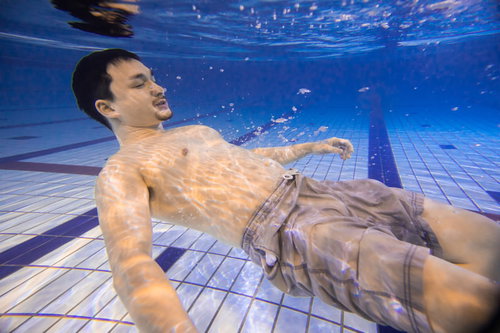 水中で息を止める男性のバッドエンド