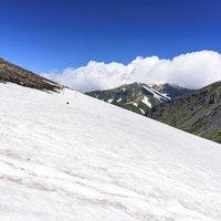 夏でも雪渓が残る日本百名山の旭岳（あさひだけ）の写真