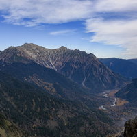 晩秋の穂高岳と焼岳、上高地の山岳風景の写真