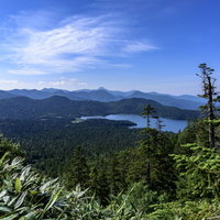 燧ヶ岳中腹から見る尾瀬沼（おぜぬま）の写真