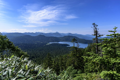 燧ヶ岳中腹から見る尾瀬沼（おぜぬま）