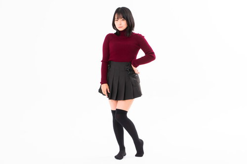 腰に手を当ててポージングするニーハイ女子の撮影会