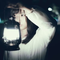 夜廻りするランタン女子の懐中電灯での探索の写真