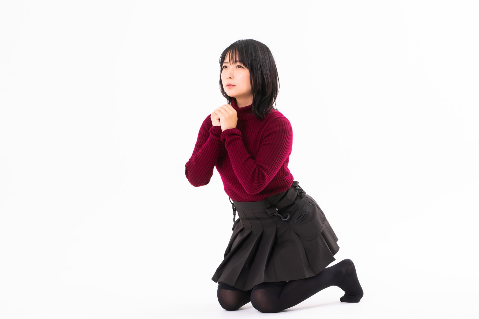 跪いて両手を合わせて祈りを捧げる女性のポーズ［モデル：にゃるる］