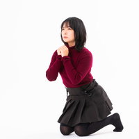 跪いて両手を合わせ懺悔する女性のポーズ・祈りのの写真