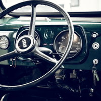 昭和時代の面影を残すレトロなバスの運転席の写真