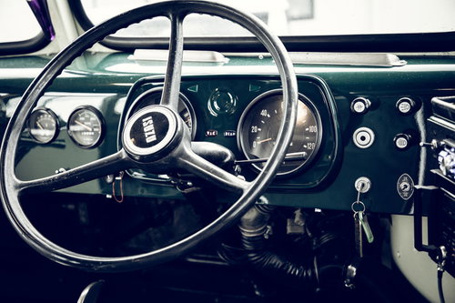 昭和時代の面影を残すレトロなバスの運転席