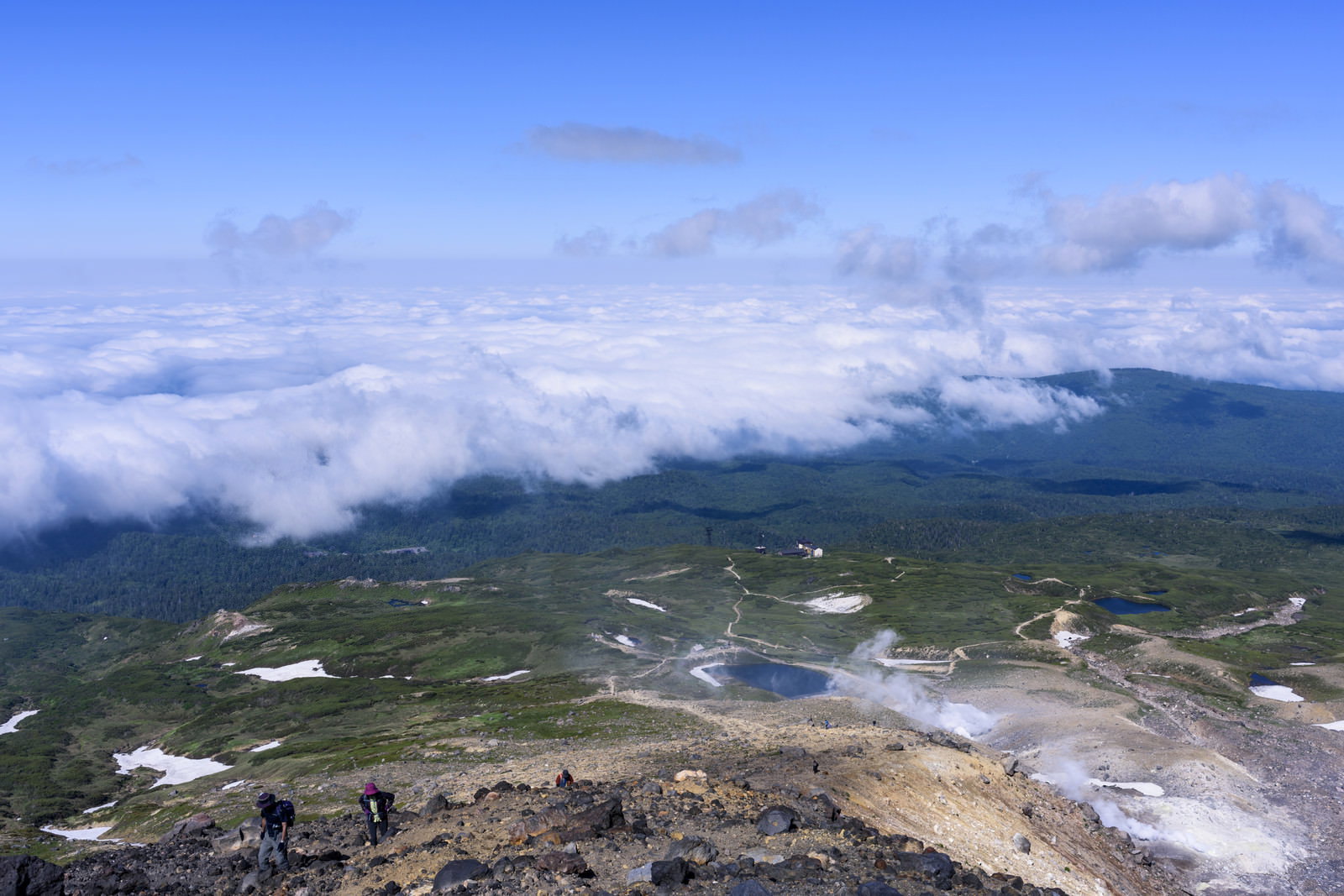 大雪山の山々に白い雲海が迫る雄大な自然風景