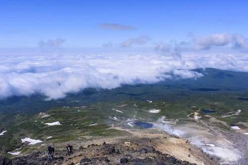 大雪山旭岳に迫る雲海の壮大な風景 北海道の雄大な自然